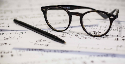 okulary i długopis na kartce papieru