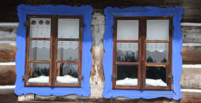 okna w drewnianej chacie