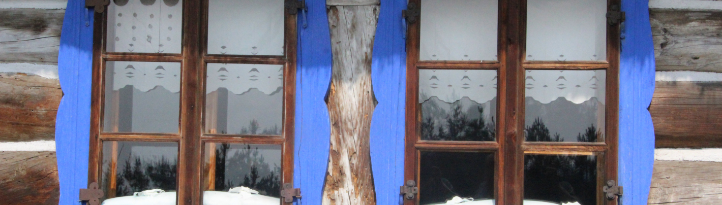 okna w drewnianej chacie