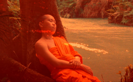 buddyjski mnich leżący oparty o drzew nad rzeką