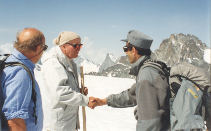 Papież Jan Paweł II spotykający w górach turystów