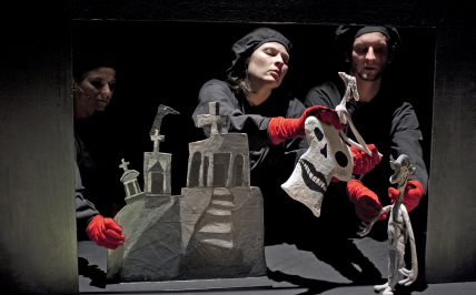 Aktorzy trzymają w rękach lalki teatralne