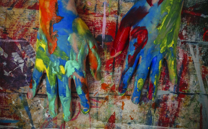 ręce pomalowane farbami