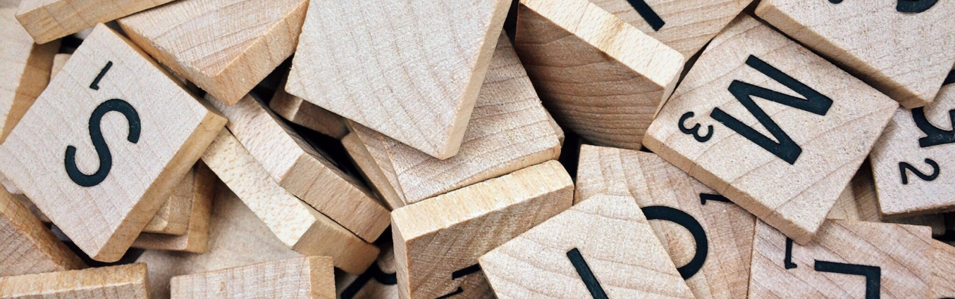 litery na drewnianych kwadratach