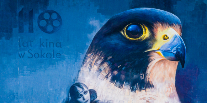 Mural na ścianie bloku, przedstawiający ptaka oraz postaci filmowe