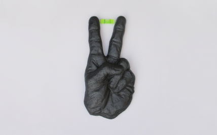 Ceramiczna dłoń pokazująca znak pokoju
