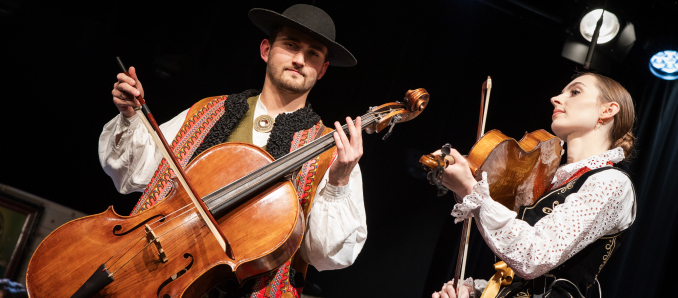 muzycy w strojach regionalnych