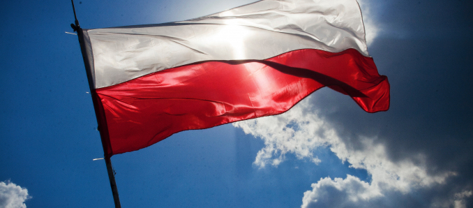 Flaga Polski na tle nieba