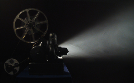 Projektor filmowy w ciemnym pomieszczeniu