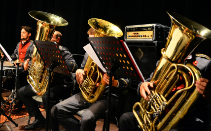 Muzycy grający na trzech tubach