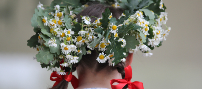 dziewczynka z wiankiem kwiatów na głowie