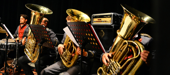 Muzycy grający na trzech tubach