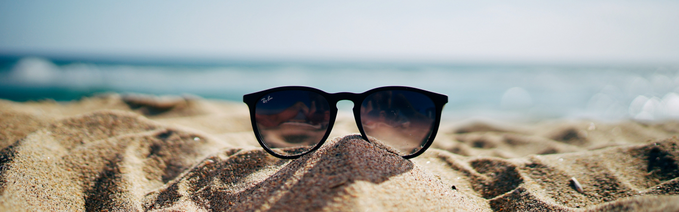 Okulary przeciwsłoneczne na plaży