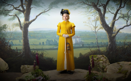 Kobieta w żółtym płaszczu i kapeluszu stoi wśród drzew. W tle dom na wielkiej polanie.