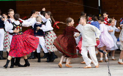 Dzieci tańczące polskie tańce regionalne w strojach ludowych