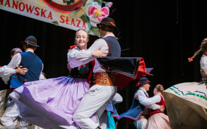 pary taneczne w strojach regionalnych