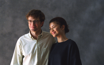 Główni bohaterowie pozują do zdjęcia