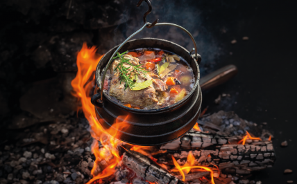 garnek z zupą na ogniu