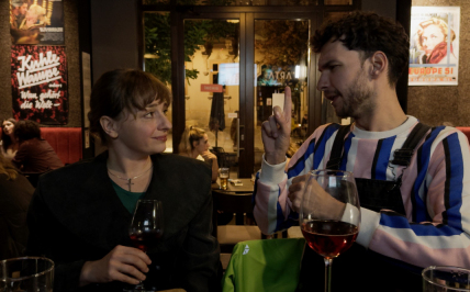 mężczyzna i kobieta rozmawiają w restauracji