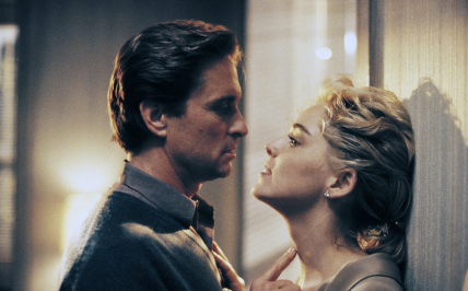 kadr z filmu „Nagi instynkt”, mężczyzna i kobieta patrzą sobie w oczy