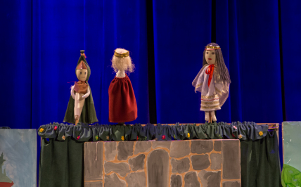 Trzy lalki - kukiełki na scenie