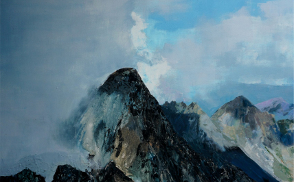 Praca malarska przedstawiająca szczyty gór osnute gęstymi chmurami. Spomiędzy chmur przeziera niewielki fragment niebieskiego nieba.