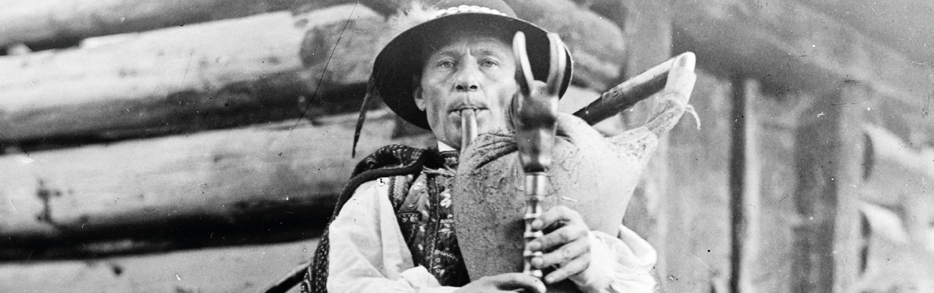 mężczyzna gra na dudach