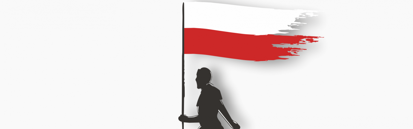 Mężczyzna idzie z polską flagą