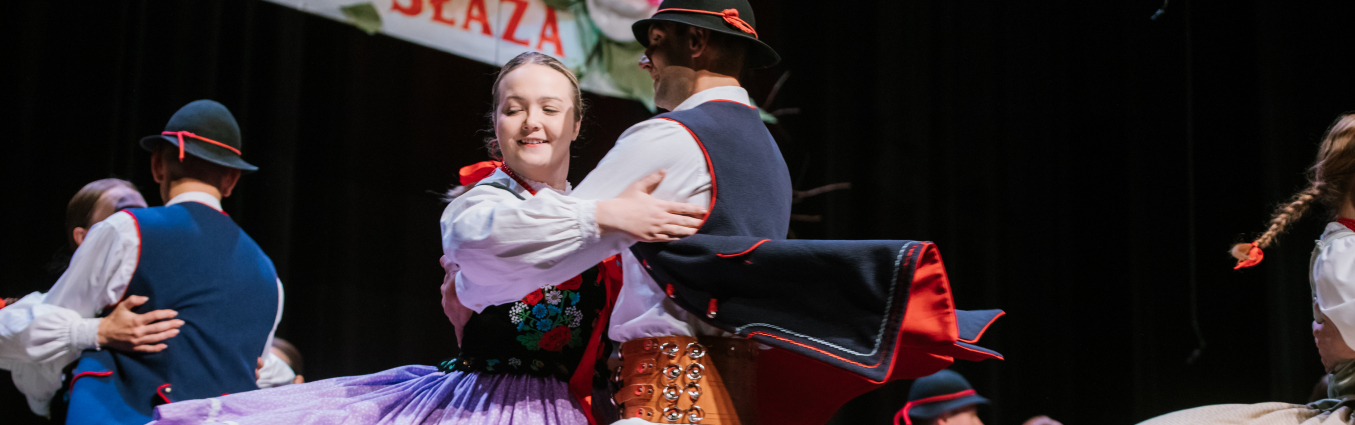 pary taneczne w strojach regionalnych