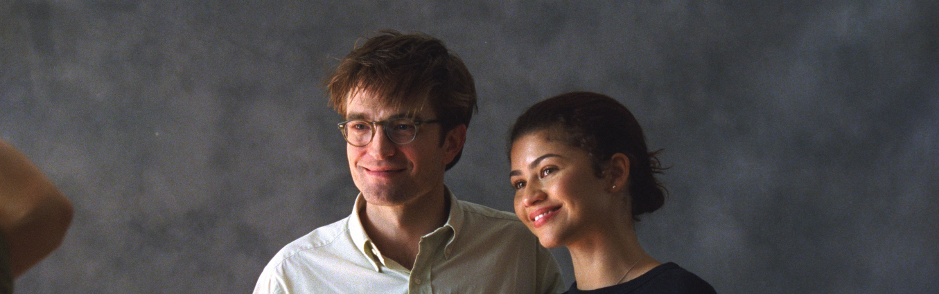 Główni bohaterowie pozują do zdjęcia