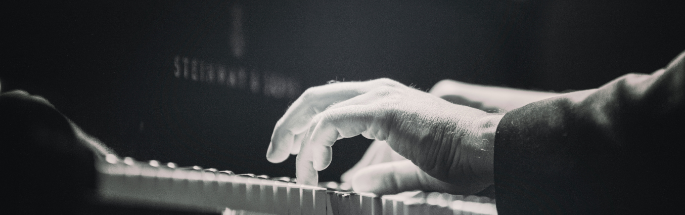 Ręce mężczyzny na pianie