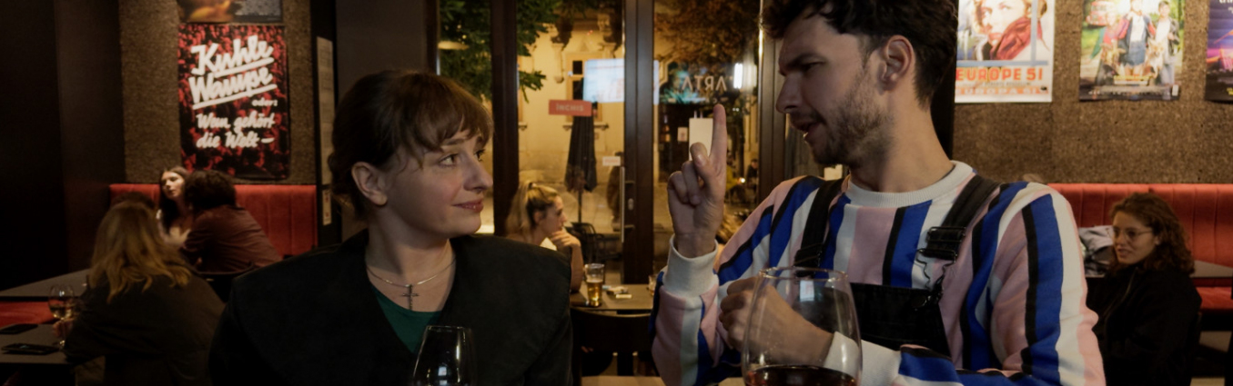 mężczyzna i kobieta rozmawiają w restauracji