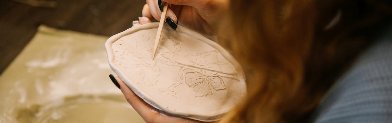 Kobieta rysująca rylcem na glinianej tabliczce