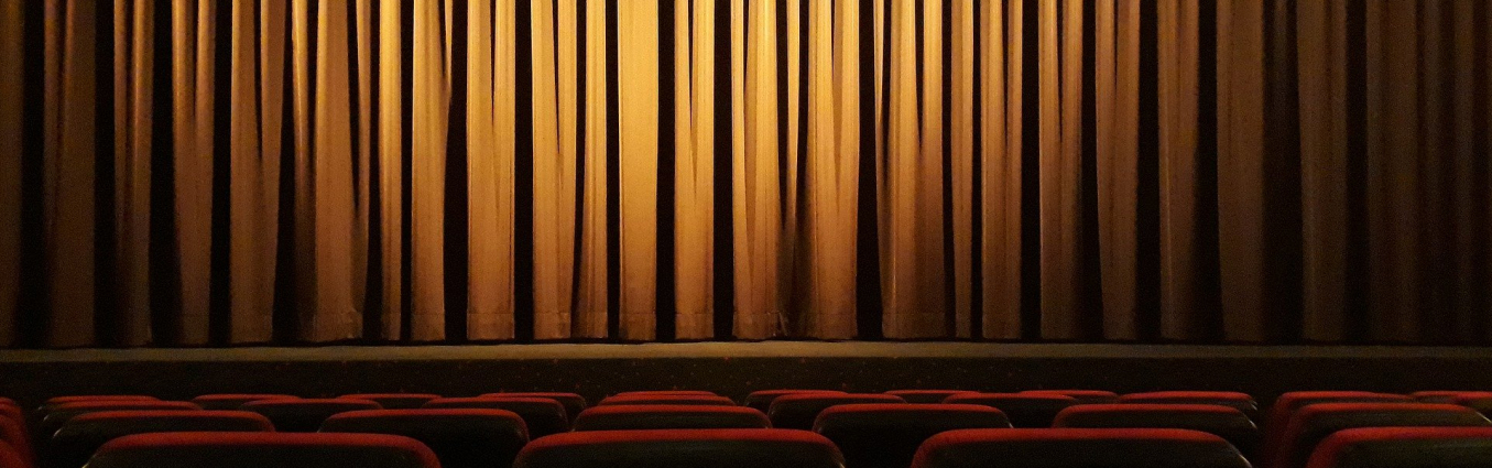 Zasłonięta kurtyna w teatrze
