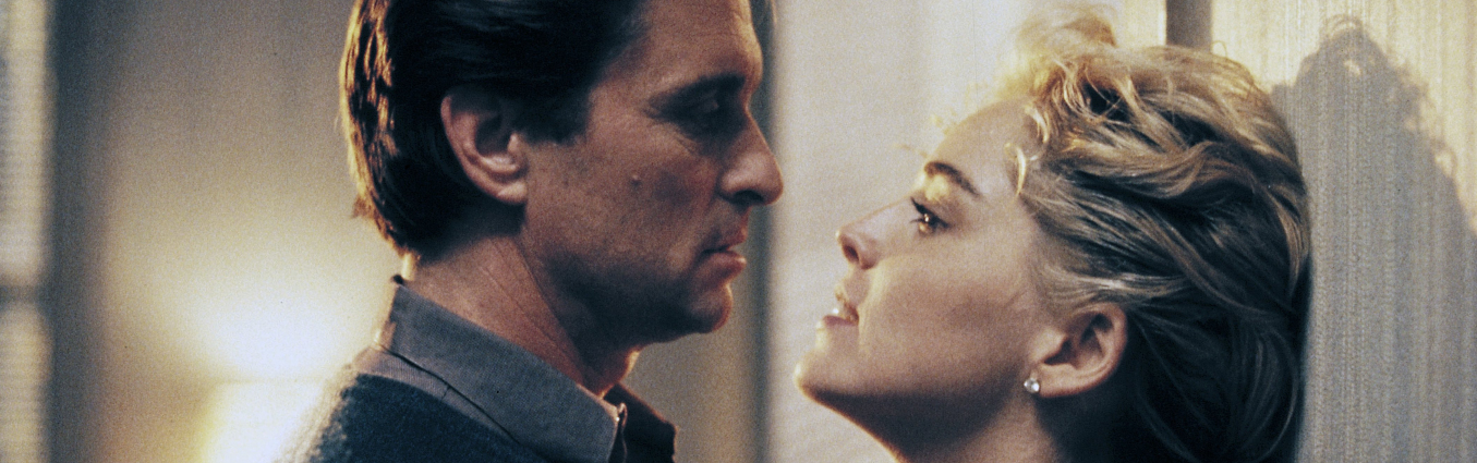 kadr z filmu „Nagi instynkt”, mężczyzna i kobieta patrzą sobie w oczy