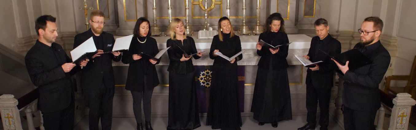 ośmioro śpiewaków stoi w kościele