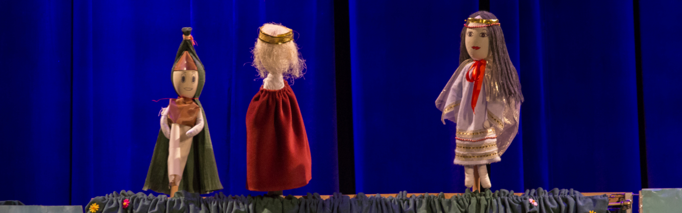 Trzy lalki - kukiełki na scenie