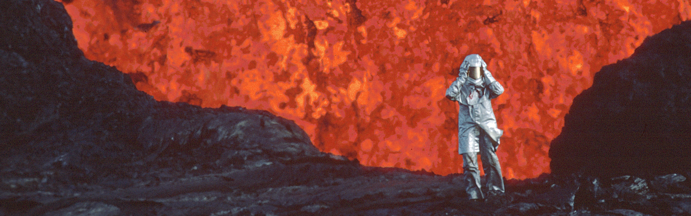 postać w skafandrze na tle wulkanu