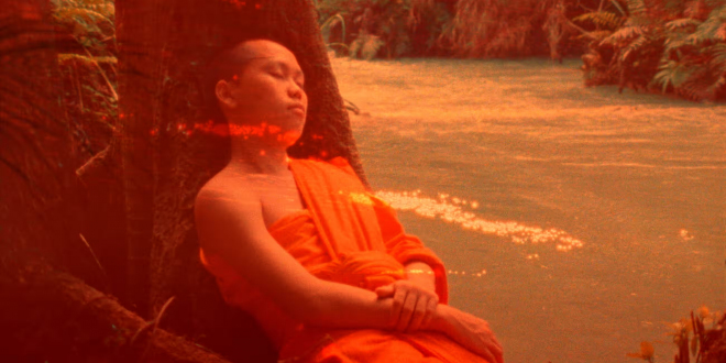 buddyjski mnich leżący oparty o drzew nad rzeką