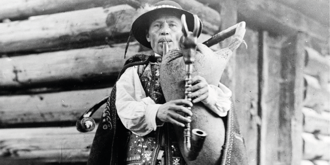 zdjęcie archiwalne, mężczyzna gra na dudach