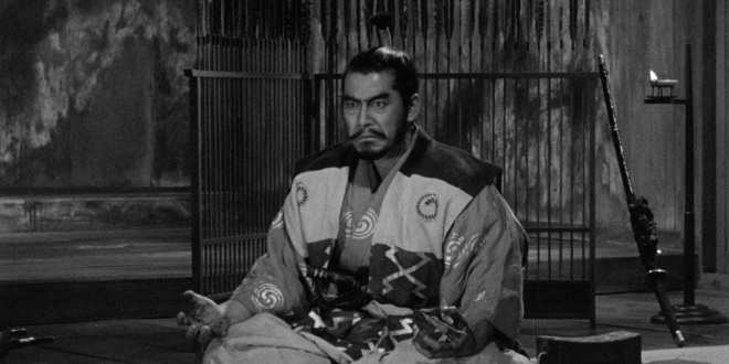 Główny bohater siedzi na macie