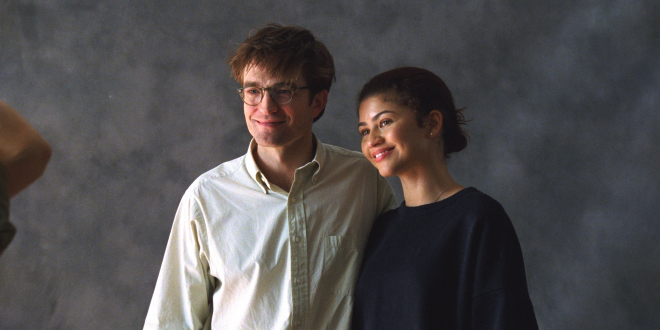 Główni bohaterowie pozują do zdjęcia