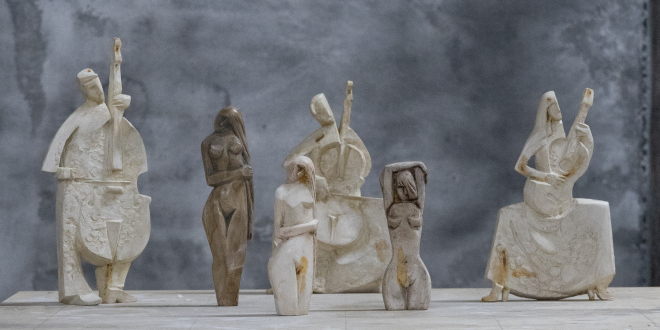 wyrzeźbione postacie wykonane z drewna i gipsu