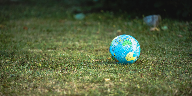 globus leżący na trawie