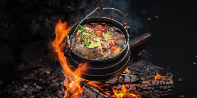 garnek z zupą na ogniu