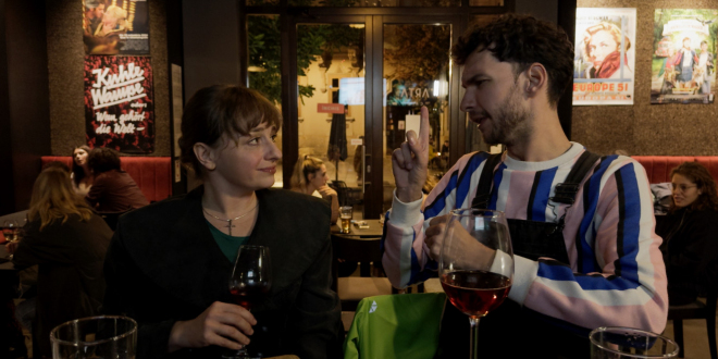 mężczyzna i kobieta rozmawiają w restauracji