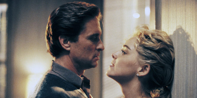 kadr z filmu „Nagi instynkt”, mężczyzna i kobieta patrzą sobie w oczy