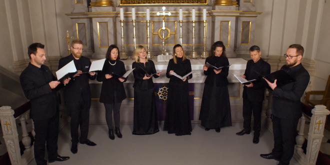 ośmioro śpiewaków stoi w kościele