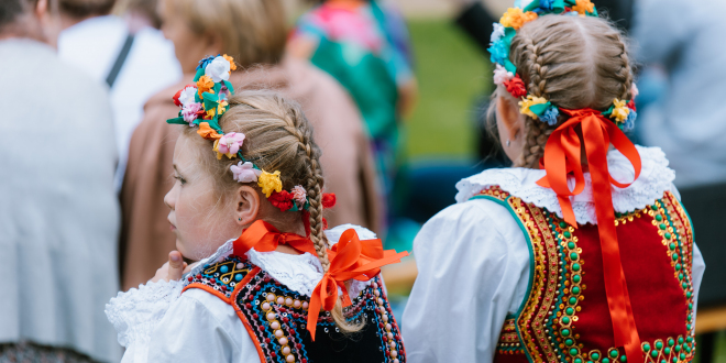 Dwie dziewczynki w stroju regionalnym