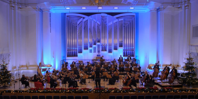 Sala filharmonii, na scenie orkiestra w pełnym składzie, w tle piszczałki organ